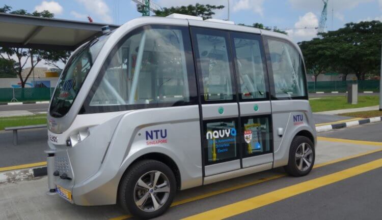 Беспилотный общественный транспорт в мире. Беспилотный автобус на улицах Сингапура. Фото.