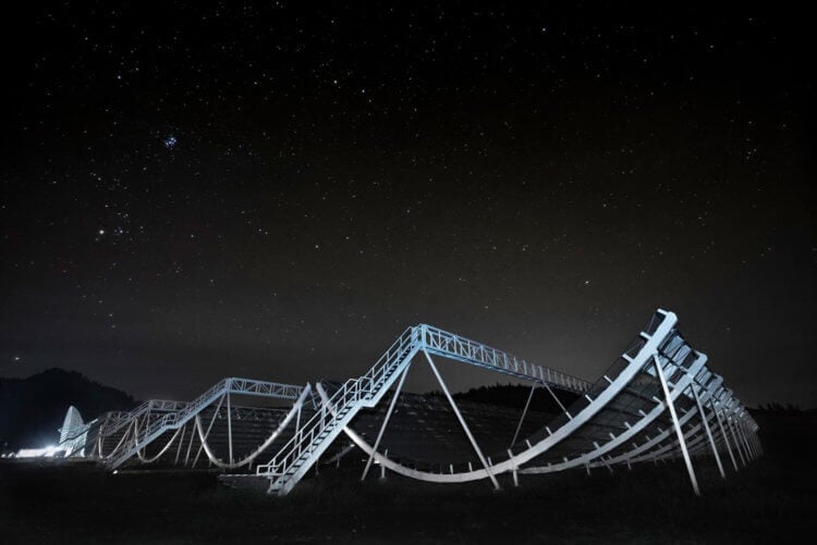 Что такое быстрые радовсплески? Массив радиотелескопов CHIME обнаружил 535 быстрых радиовсплесков в первый год своей работы. Фото.