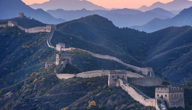 Новая часть Китайской стены. Великая Китайская стена с высоты птичьего полета. Фото.