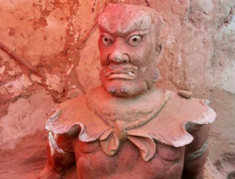Новая часть Китайской стены. Глиняная статуя, найденная в одном из дворов замка. Фото.