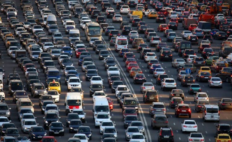 Какими будут города будущего? Если не уменьшить количество автомобилей в городах, люди попросту не смогут никуда добраться. Фото.