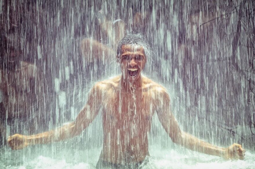 Холодная вода помогает организму выработать адреналин. Фото.