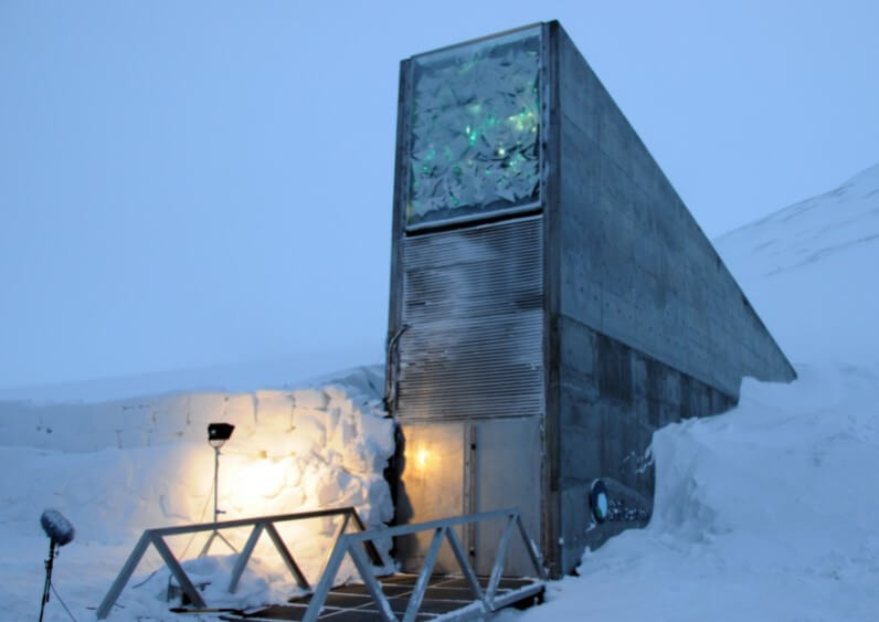 Последствия глобального потепления. Вход во Всемирное семенохранилище Шпицбергене. Фото.