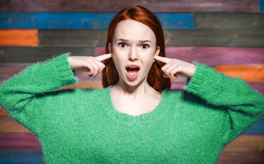 Навязчивые песни в голове. Ушной червь (или Earworm) — это навязчивая мелодия, которая какое-то время крутится у человека в голове и мешает сосредоточиться. Фото.