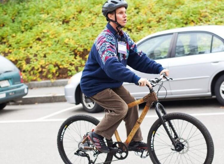 Как работает эхолокация у людей? Слепой Дэниел Киш на велосипеде. Фото.