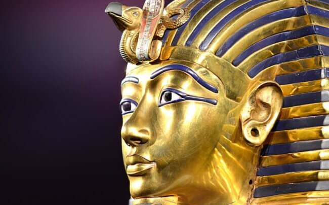 Египетский фермер нашел на своем поле памятную плиту известного фараона. Фото.