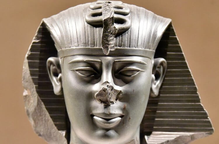 Египетский фараон Априй. Скульптура фараона Амасиса. Фото.