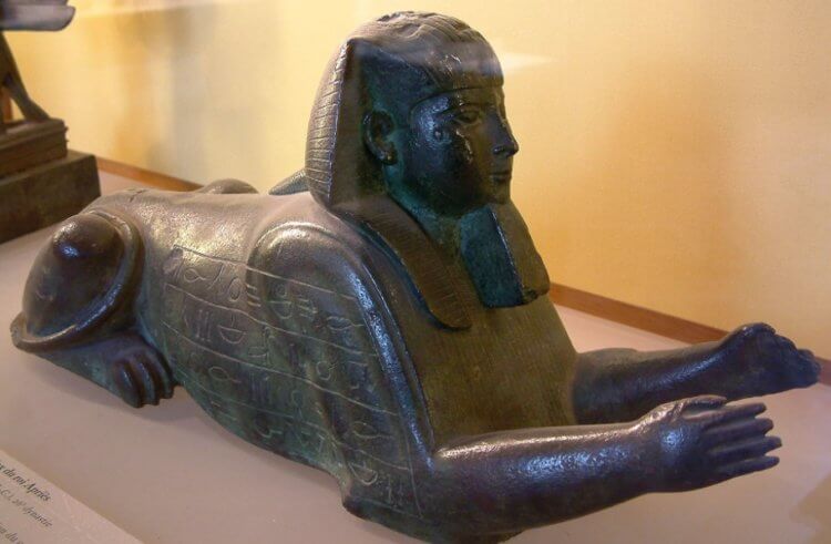 Египетский фараон Априй. Бронзовый сфинкс Априя, который на данный момент хранится в Лувре. Фото.