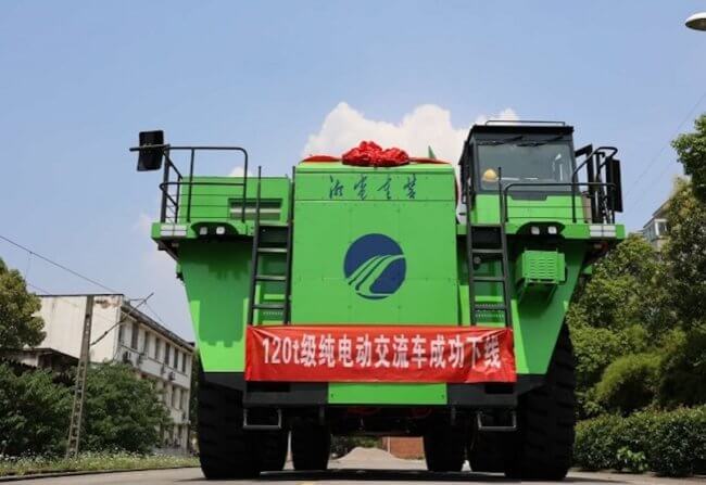 В Китае создан самый большой электрический грузовик весом 120 тонн. Фото.