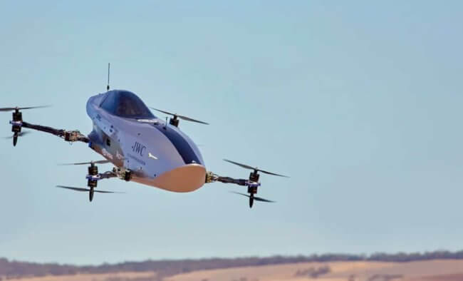 Первый в мире летающий автомобиль для гонок успешно прошел испытания. Что дальше? Фото.