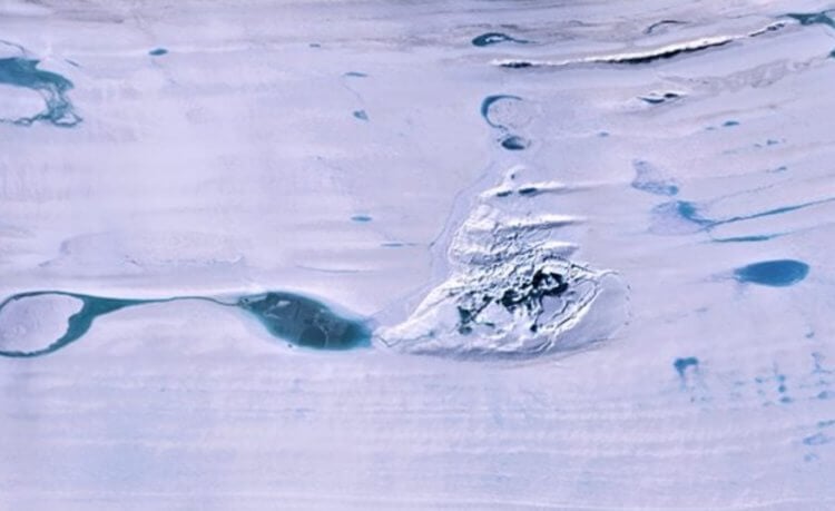 Причина исчезновения озера. В центре показан расколотый лед, оставшийся после озера. Его окружают другие резервуары с талой водой. Фото.