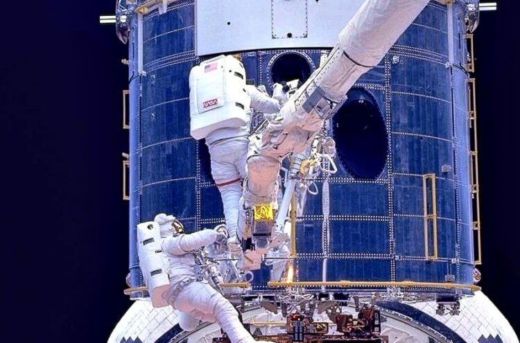 Ремонт телескопа «Хаббл». Астронавты Стори Масгрейв (Story Musgrave) и Джеффри Хоффман (Jeffrey Hoffman) во время первого ремонта «Хаббл». Фото.