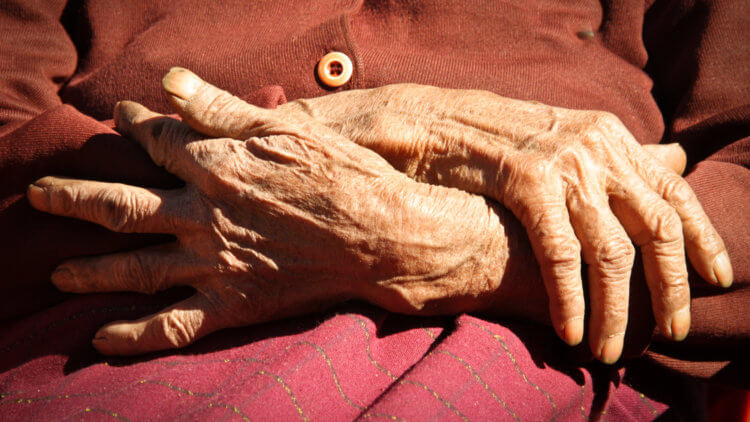Сколько могут жить люди? Руки столетеней женщины по имени Нага (Naga). Фото.