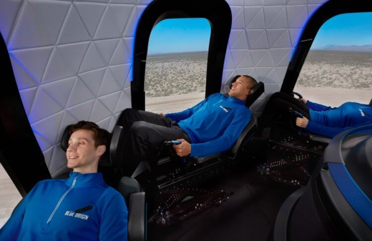 Джефф Безос в космосе. Так выглядит интерьер капсулы New Shepard. Через такие окна можно многое разглядеть. Фото.