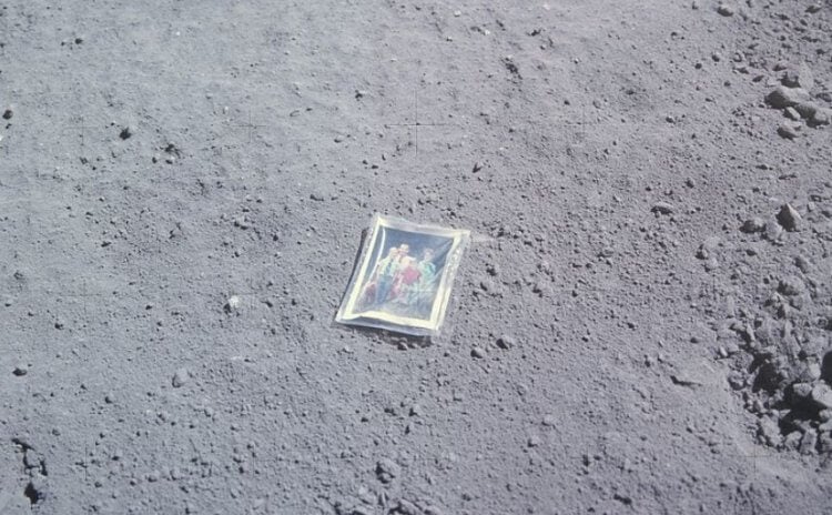 Российский спутник для исследования Луны. Прямо сейчас на Луне должна лежать фотография астронавта Чарльза Дюка и его семьи. Фото.