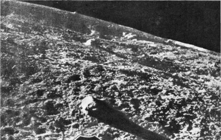 Следы людей на Луне. Панорама, сделанная аппаратом «Луна-9». Фото.