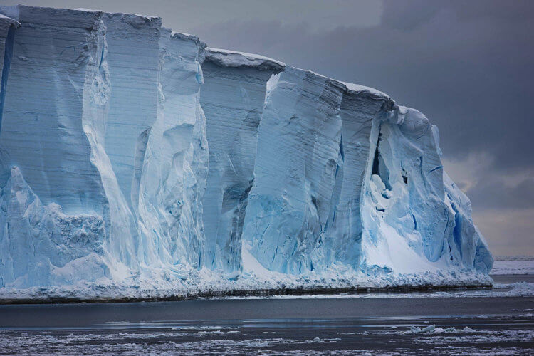 Переломный момент. Иллюстрация показывает, как потепление воды может проникать под ледники и дестабилизировать ихБолее теплая циркумполярная глубокая вода может проникать под шельфовые ледники и разъедать основание ледников. Фото.