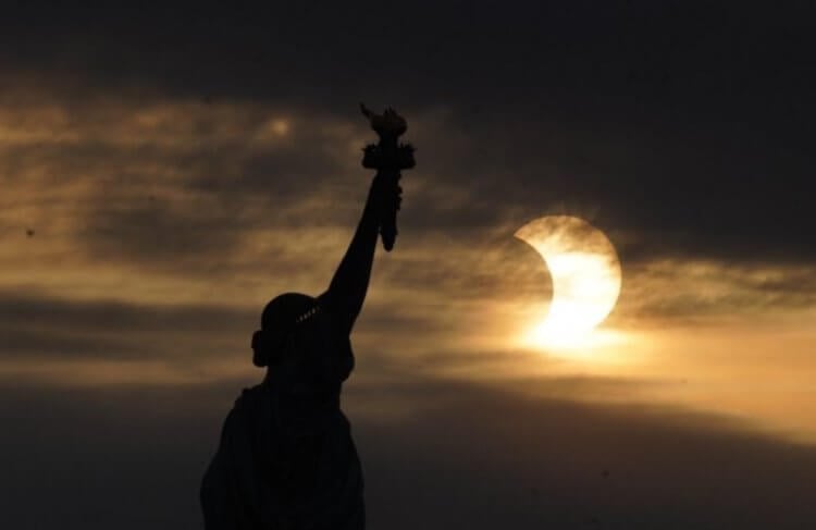 Солнечное затмение 10 июня 2021 года: самые лучшие фотографии