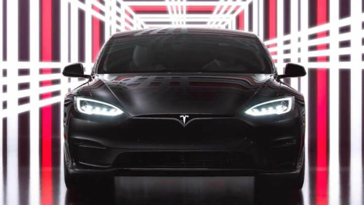 Илон Маск представил электромобиль Model S Plaid. Чем он лучше оригинала? Tesla Model S Plaid — самый быстрый автомобиль компании. Фото.