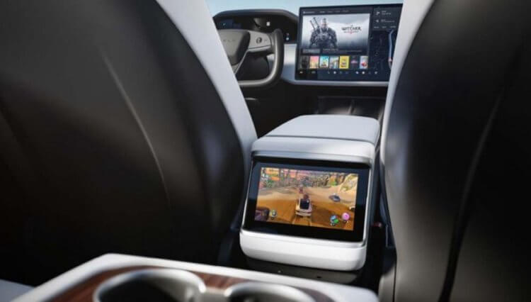 Интерьер Tesla Model S Plaid. Дисплеи внутри автомобиля Tesla. Фото.