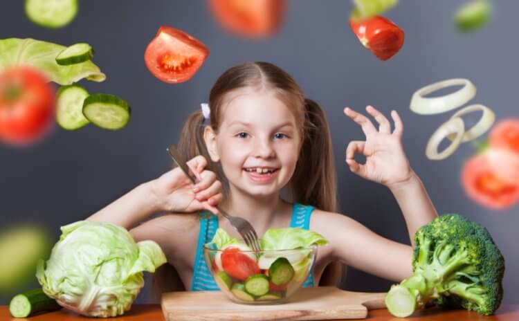 Как научить детей есть овощи? Чем больше родители накладывают своим детям овощи, тем больше они едят. Фото.