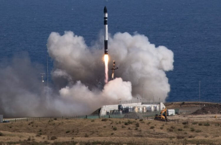 Запуск деревянного спутника. Запуск ракеты-носителя Electron. Фото.