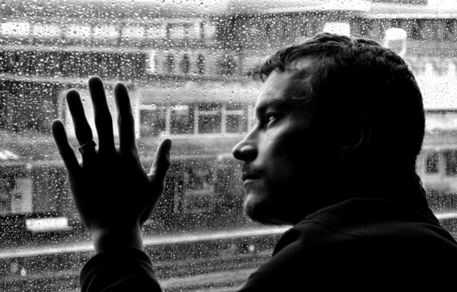 Некоторые люди романтизируют депрессию. Этого делать не стоит, потому что это действительно серьезная проблема. Фото.