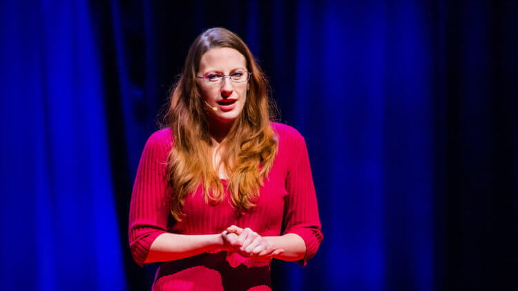 Размножаться любой ценой. Писатель и журналист Кристен Райтер во время выступления на Ted Talks. Тема: «Я не хочу детей и не передумаю». Фото.
