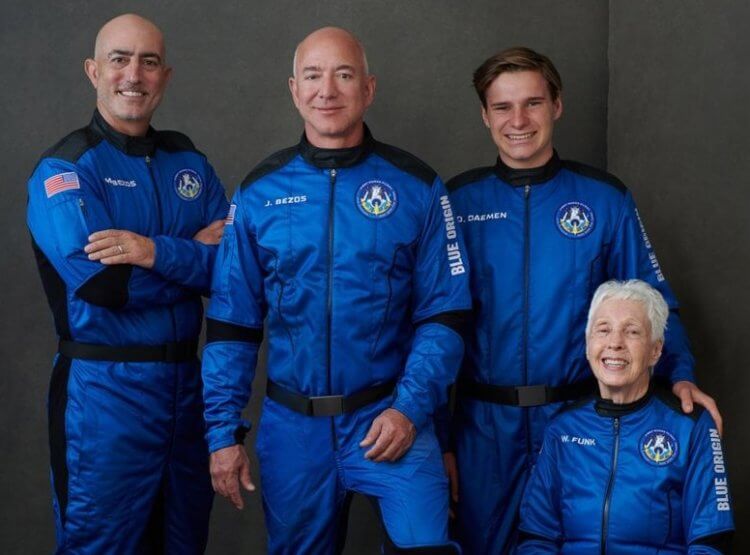 Пассажиры ракеты Blue Origin. Участники первого туристического полета полета Blue Origin слева направо: Марк, Джефф, Оливер и Уолли. Фото.