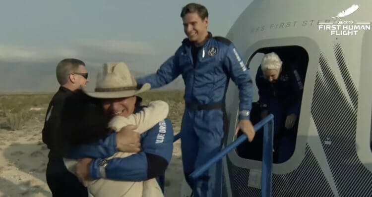 Полет Джеффа Безоса в Космос. Члены экипажа выходят из капсулы после успешной посадки. Все целые и невредимые. Фото.