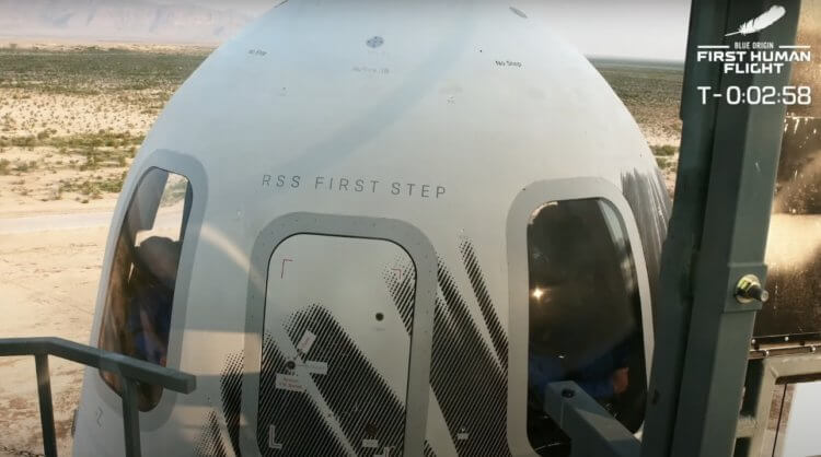 Полет Джеффа Безоса в Космос. Можно было заметить, что пассажирам капсулы был обеспечен хороший вид на космос через огромные иллюминаторы. Фото.