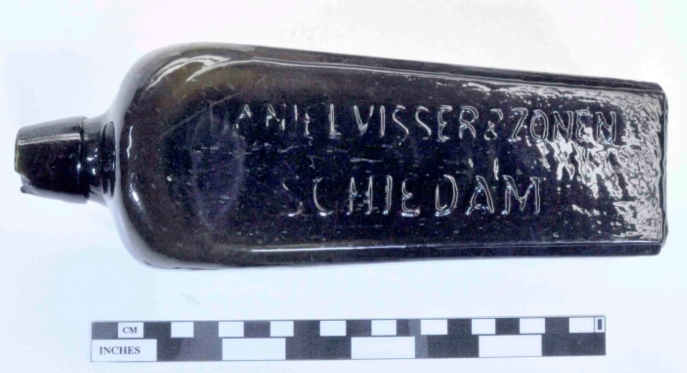 Старинное письмо в бутылке. Бутылка, внутри которой было найдено письмо. Фото.