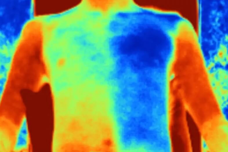 Лучшая одежда для жаркого лета. Тело под хлопком слева (горячее) и под новым материалом справа (холодное). Фото.