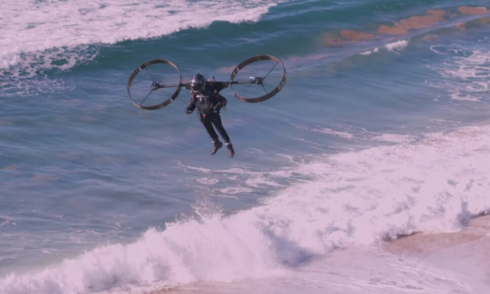 Поддельное видео полета на джетпаке. Кадр из видео. Поддельное видео полета на джетпаке. Кадр из видео. Фото.