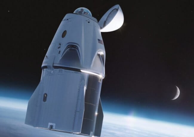 В космическом корабле Crew Dragon появится туалет с панорамным видом на космос. Фото.