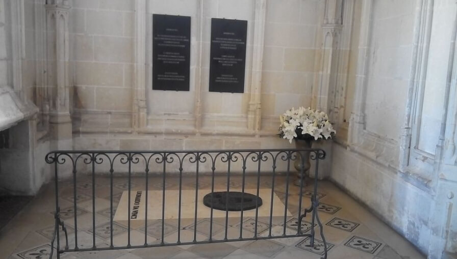 Изучение жизни и смерти Да Винчи. Предполагаемая могила Леонардо Да Винчи во французском замке Амбуаз. Фото.