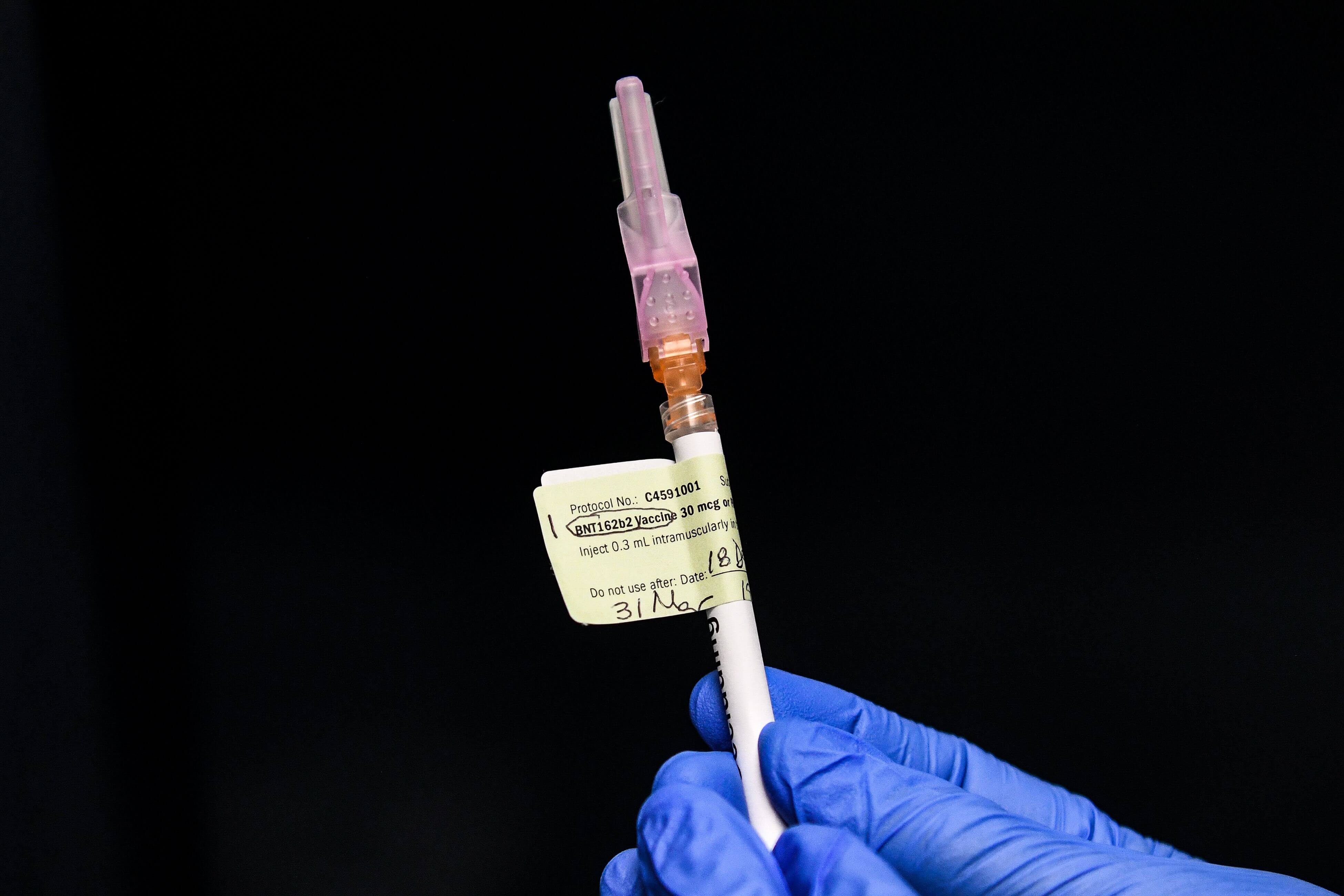 Страх вакцинации во многом обусловлен непониманием того, как устроены и работают вакцины. Фото.