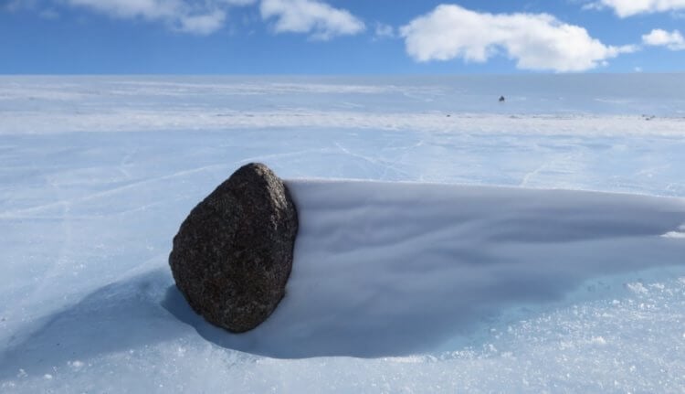 Куда падают метеориты? Проще всего метеорит найти в Антарктиде. Фото.