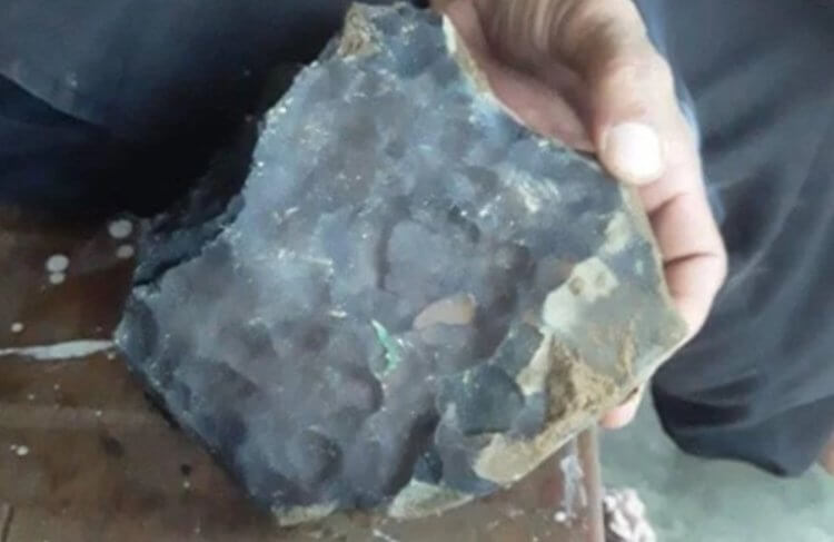 Куда падают метеориты? Метеорит, упавший на дом Джошуа Хутагалунга. Фото.