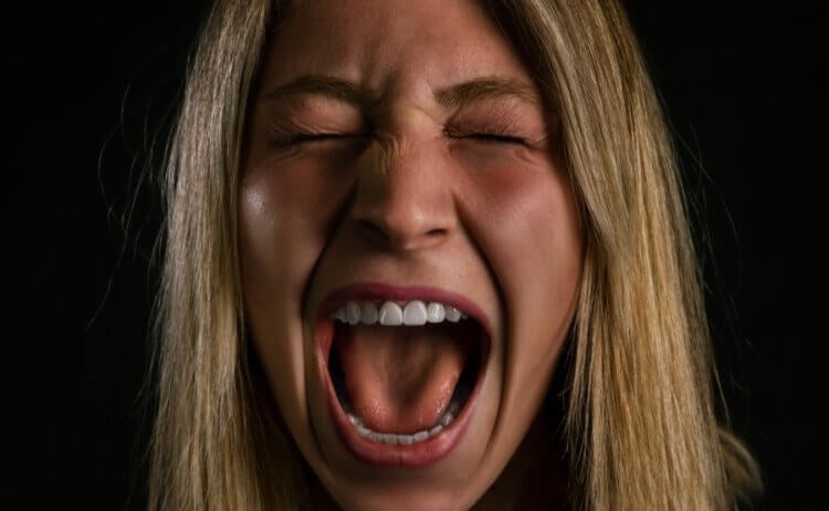 Почему люди кричат от страха? Женский крик, чаще всего, громче мужского. Фото.