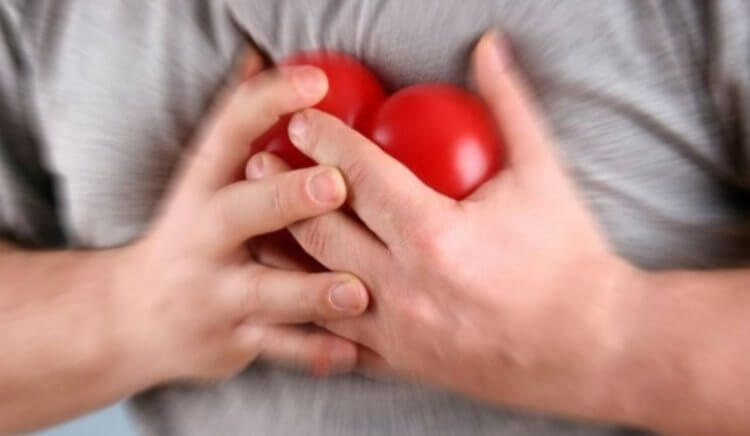 Что такое сердечный приступ? Сердечный приступ обычно сопровождается сильной болью в груди. Фото.