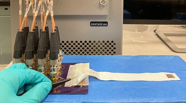 На данный момент ультразвуковой пластырь нужно подключать к компьютеру. Фото.