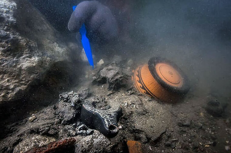 Так как большинство артефактов очень хрупкие, археологам приходится действовать очень осторожно. Фото.