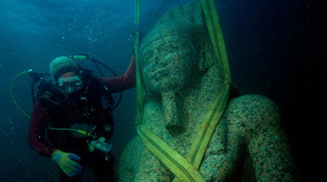На территории затонувшего города часто обнаруживаются огромные статуи. Фото.