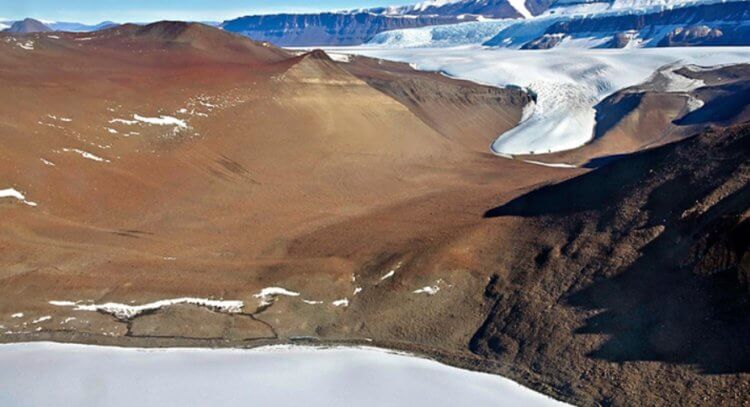 Самое суровое место на Земле. Ледник Шеклтона с высоты птичьего полета. Фото.