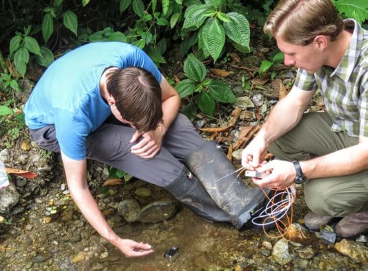 Дышащие под водой ящерицы. Исследователи Крис Бочча (слева) и его брат Джеймс в ходе исследования. Фото.