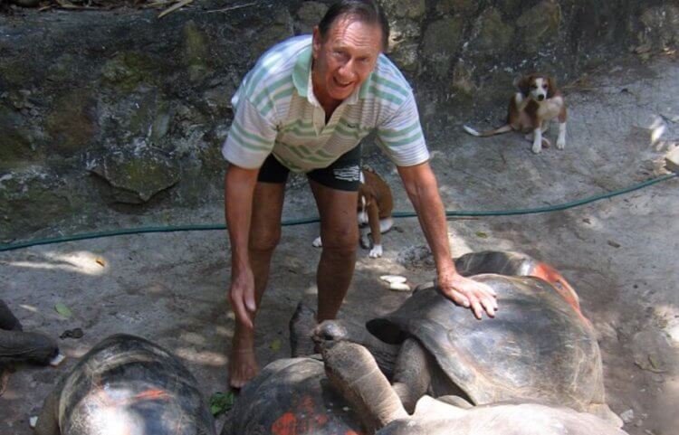 Жизнь на необитаемом острове. Брендон Гримшоу и его черепахи. Фото.