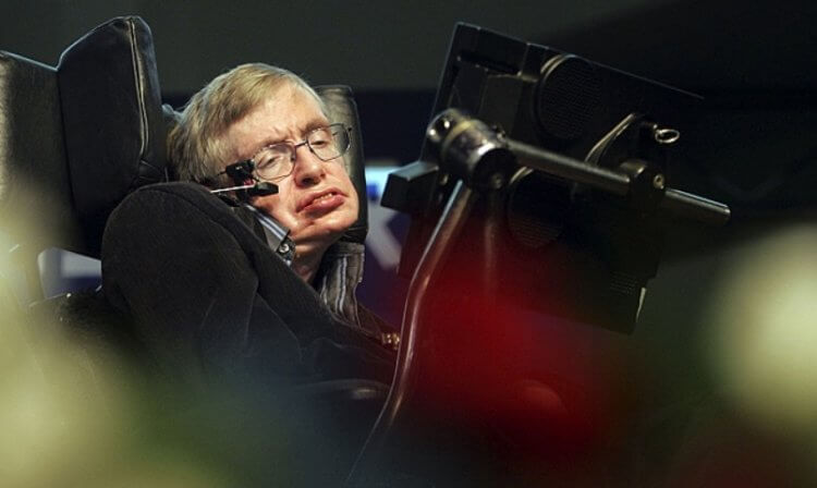 Помощь парализованным людям. Английский физик-теоретик Стивен Хокинг общался с миром при помощи планшета. Фото.