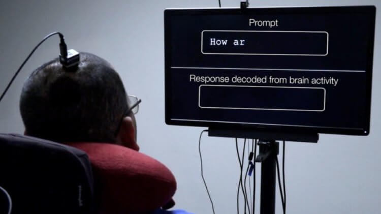 Технология восстановления речи. Парализованный мужчина во время испытаний. Фото.