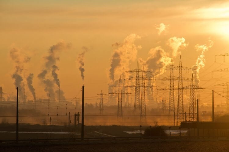 Изменение климата в России. Россия занимает четвертое место в мире по количеству выбросов СО2 в атмосферу. Фото.